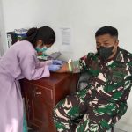 satgas--- Satgas Pamtas RI PNG sedang mendonorkan darahnya – Surya Papua/IST