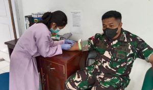 Satgas Pamtas RI PNG sedang mendonorkan darahnya – Surya Papua/IST