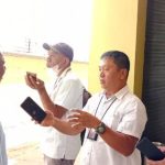 Wartawan sedang mewawancarai Kepala Dinas Pendidikan dan Pengajaran Kabupaten Merauke, Stefanus Kapasiang – Surya Papua/IST