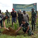 tanam--- Penanaman anakan pohon di dua tempat yang dilakukan Kodim 1707 Merauke – Surya Papua/IST