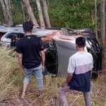 Mobil jenis triton yang terbalik di Jalan Trans Papua kilometer 47 – Surya Papua/IST