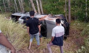 Mobil jenis triton yang terbalik di Jalan Trans Papua kilometer 47 – Surya Papua/IST