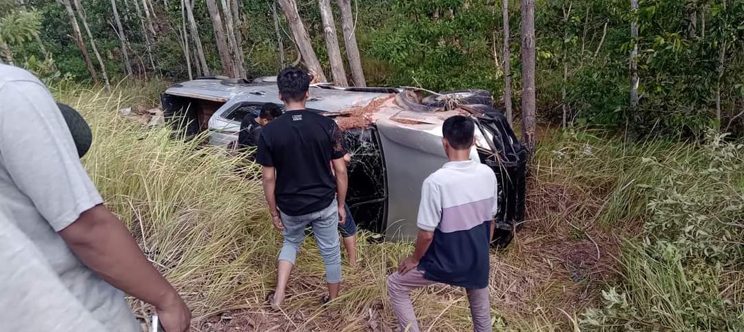 Mobil jenis triton yang terbalik di Jalan Trans Papua kilometer 47 – Surya Papua/IST