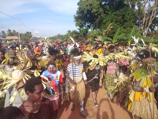 Masyarakat di Kampung Wambi, Distrik Okaba saat mengarak Romanus Mbaraka ketika sedang melakukan kampanye 2020 silam – Surya Papua/Frans Kobun