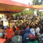 Masyarakat di Kampung Wambi, Distrik Okaba sedang mendengar arahan Bupati Merauke, Romanus Mbaraka ketika melakukan kampanye 2020 silam – Surya Papua/Frans Kobun