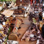 Ukiran dan ayaman masyarakat Kabupaten Asmat yang dilelang dalam festival budaya Asmat di Lapangan Yos Sudarso Agatz – Surya Papua/Yulianus Bwariat