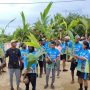 Siswa-siswi di SMAN Plus Urumb sedang membawa anakan pohon kelapa untuk ditanam – Surya Papua/Frans Kobun