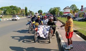 Bupati Merauke, Romanus Mbaraka saat mengangkat bendera sekaligus melepas kegiatan jambore bikers – Surya Papua/Yulianus Bwariat