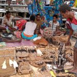 Mama Beata sedang menunjuk anyaman noken hasil karyannya yang dijual dalam festival budaya Asmat – Surya Papua/Yulianus Bwariat