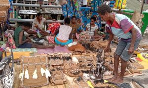 Mama Beata sedang menunjuk anyaman noken hasil karyannya yang dijual dalam festival budaya Asmat – Surya Papua/Yulianus Bwariat