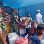 Pemkab Asmat sedang menyalurkan bantuan kepada para korban yang mengalami musibah kebakaran beberapa hari lalu – Surya Papua/IST