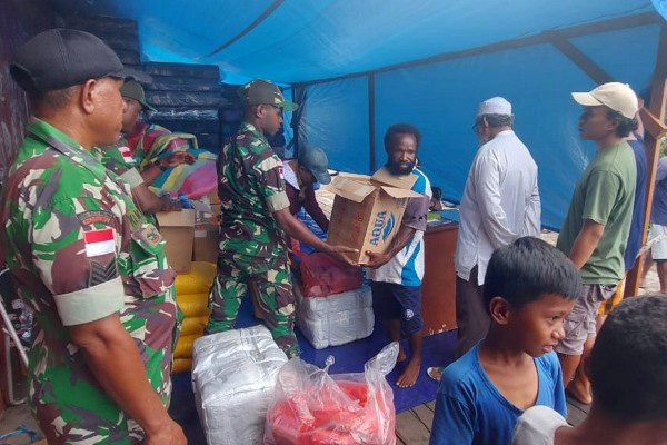 Pemkab Asmat sedang menyalurkan bantuan kepada para korban yang mengalami musibah kebakaran beberapa hari lalu – Surya Papua/IST