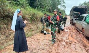 Seorang biarawati bersama Satgas yang memberikan penyelamatan ketuka mobil yang ditumpangi terjebak dalam lumpur – Surya Papua/IST