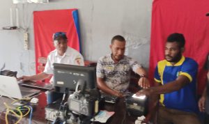 Salah seorang warga binaan di Lapas Merauke sedang melakukan perekaman e-KTP – Surya Papua/Frans Kobun
