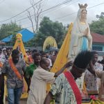 Perarakan umat Katolik pada peringatan Hut paroki Santa Theresia Buti – Surya Papua/Frans Kobun