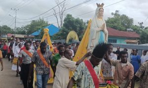 Perarakan umat Katolik pada peringatan Hut paroki Santa Theresia Buti – Surya Papua/Frans Kobun