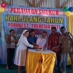 Pemotongan kue saat HUT Paroki Santa Theresia Buti ke-70 tahun – Surya Papua/Frans Kobun