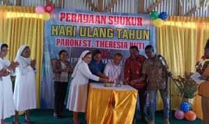Pemotongan kue saat HUT Paroki Santa Theresia Buti ke-70 tahun – Surya Papua/Frans Kobun
