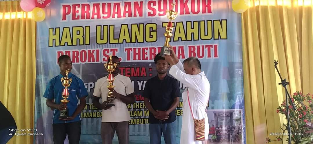 Pembagian hadiah berupa piala kepada para juara – Surya Papua/IST