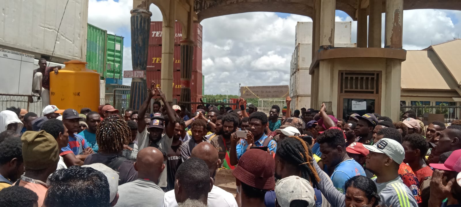 Aksi demonstrasi yang dilakukan ratusan buruh lepas di Pelabuhan Merauke – Surya Papua/Yulianus Bwariat