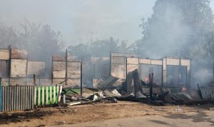 Kebakaran yang menghanguskan dua rumah dan satu kios di Buti – Surya Papua/Frans Kobun