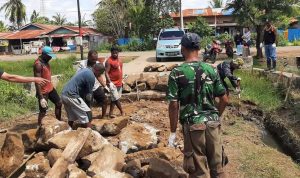 Jemaat sedang bergotong royong menyelesaikan jalan rusak – Surya Papua/IST