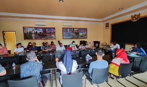 Bupati Merauke, Romanus Mbaraka ketika melakukan pertemuan bersama para pelaku usaha – Surya Papua/Ichal Ukat