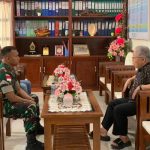 Dansatgas Pamtas RI-PNG Yonif 511-DY, Letkol Inf Rully Noriza sedang berdialog dengan Uskup Agung Merauke, Mgr. Petrus Canisius Mandagi – Surya Papua/IST