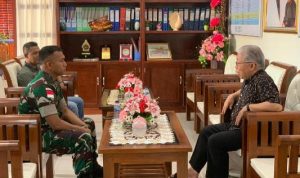Dansatgas Pamtas RI-PNG Yonif 511-DY, Letkol Inf Rully Noriza sedang berdialog dengan Uskup Agung Merauke, Mgr. Petrus Canisius Mandagi – Surya Papua/IST