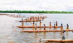 Puluhan perahu tradisional akan manuver di sungai Asewt – Surya Papua/Yulianus Bwariat