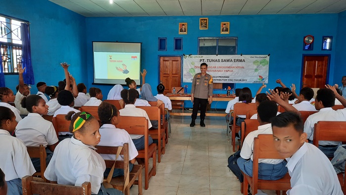 Kapolsek Jair sedang memberikan materi untuk siswa-siswi – Surya Papua/IST