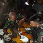 Prajurit Satgas-Pamtas berikan pertolongan pertama terhadap kakek 71 tahun yang digigit babi hutan – Surya Papua/IST