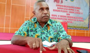 Ketua Badan Pekerja Sinode GPI Papua, Pdt. Izak SD Iwong – Surya Papua/Yulius Bwariat