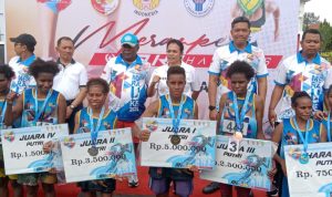 Para juara putri yang menerima hadiah uang tunai serta piala sedang foto bersama – Surya Papua/Yulianus Bwariat