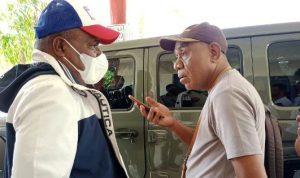 Bupati Merauke, Romanus Mbaraka sedang diwawancarai di VIP Rom Bandara Mopah – Surya Papua/ Frans Kobun