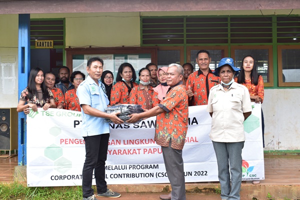 Penyerahan jaket kepada perwakilan guru oleh Tunas Sawa Erma – Surya Papua/IST