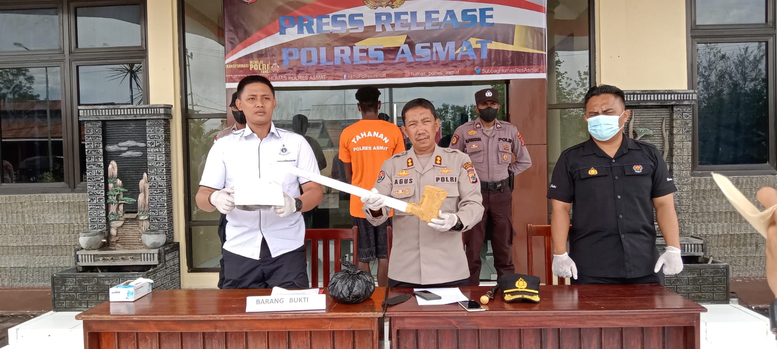 Kapolres Asmat, AKBP Agus Hariadi sedang menunjuk kampak yang digunakan pelaku membunuh dua orang – Surya Papua/Yulianus Bwariat