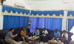 Bupati Merauke, Romanus Mbaraka saat bersama Ketua LMA serta beberapa pengurusnya – Surya Papua/Frans Kobun