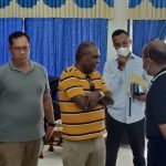 Bupati Merauke, Romanus Mbaraka sedang diskusi dengan sejumlah pejabat di VIP Bandara Mopah – Surya Papua/Frans Kobun
