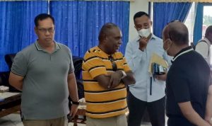 Bupati Merauke, Romanus Mbaraka sedang diskusi dengan sejumlah pejabat di VIP Bandara Mopah – Surya Papua/Frans Kobun