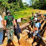 Jembatan yang rusak sedang dilakukan perbaiki oleh prajurit Satgas-Pamtas bersama rakyat – Surya Papua/IST