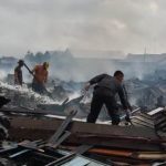 TNI sedang bersama masyarakat melakukan pembersihan puing-puing kebakaran ratusan rumah dan kios – Surya Papua/Yulianus Bwariat