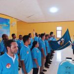 Ketua DPD KNPI Kabupaten Merauke, Simon Petrus Balagaize sedang melantik pengurus DPC KNPI Distrik Tanah Miring – Surya Papua/Frans Kobun