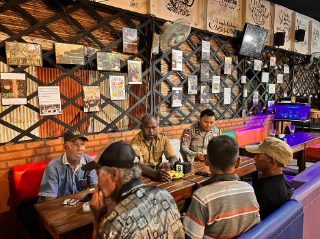 Kabag Perekda Setda Merauke, Fransiskus Ciwe berdialog dengan petani kopi – Surya Papua/IST