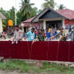 Miras dan sopi yang sedang dimusnahkan dengan cara dituangkan ke tanah – Surya Papua/IST