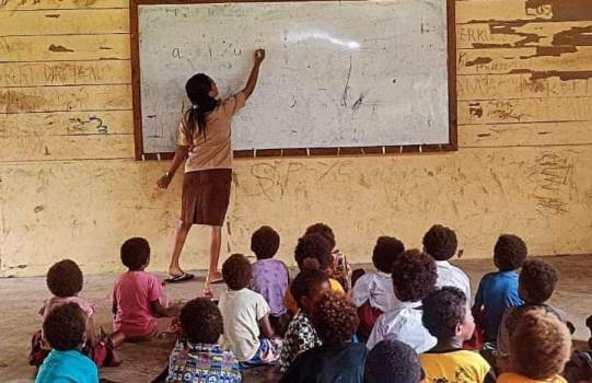 Anak-anak di SDI Kumbis sedang mengikuti kegiatan belajar mengajar. Tampak Fransiska Dosi sedang menulis di papan – Surya Papua/IST