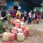 Warga di Semangga, Kabupaten Merauke berdesakan untuk mendapatkan minyak tanah – Surya Papua/Frans Kobun