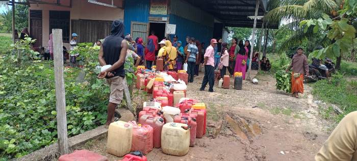 Warga di Semangga, Kabupaten Merauke berdesakan untuk mendapatkan minyak tanah – Surya Papua/Frans Kobun