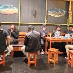 Kapolres Asmat, Ajun Komisaris Besar Polisi (AKBP) Agus Haryadi sedang bersama sejumlah jurnalis – Surya Papua/Yulianus Bwariat