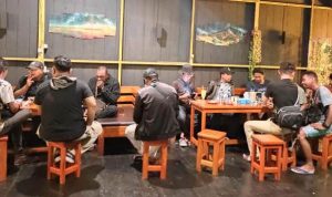 Kapolres Asmat, Ajun Komisaris Besar Polisi (AKBP) Agus Haryadi sedang bersama sejumlah jurnalis – Surya Papua/Yulianus Bwariat